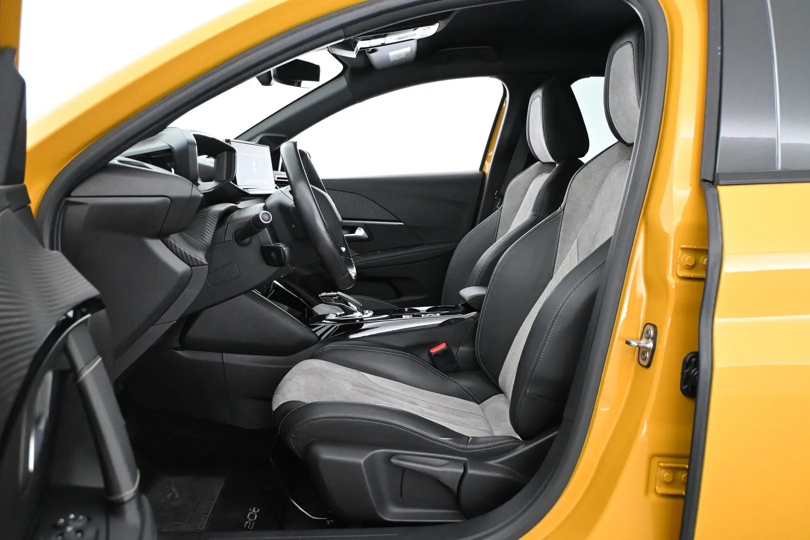 Car Image - Oyx9WXkBsVN8caE55q28K