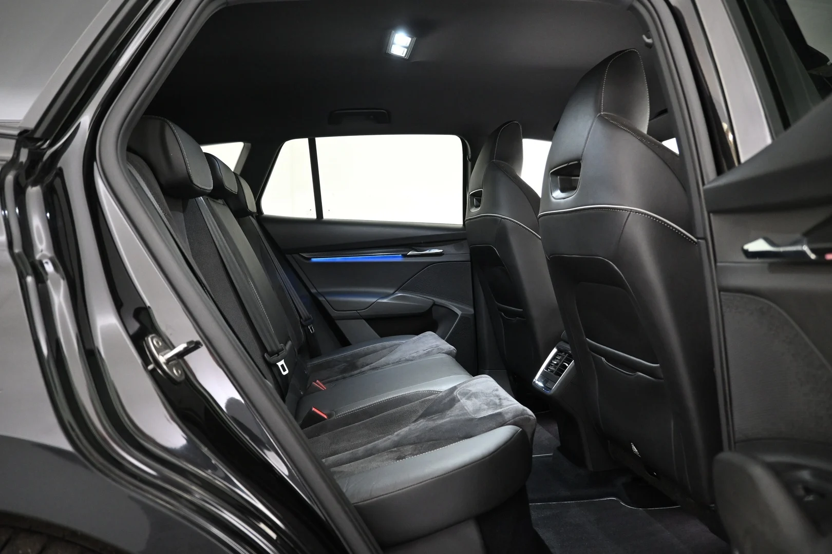 Car Image - 5RDi6fdnT1XDqQeCRmloJf