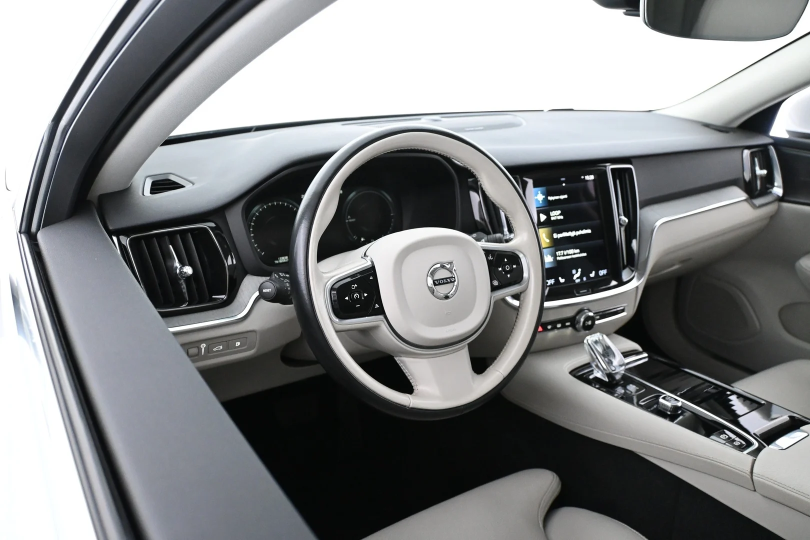 Car Image - BOeo3idWg761DcYUrPY8O