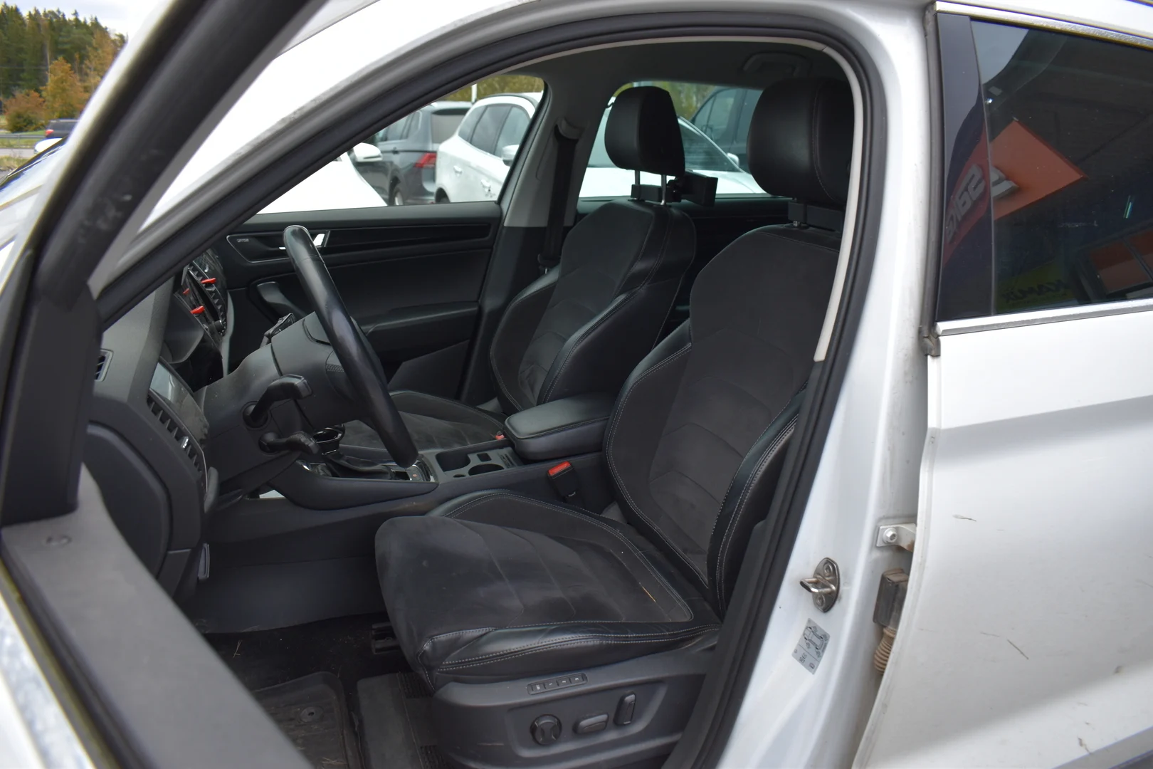 Car Image - 5hLoFwjJbZWoS6aWXnRJw1