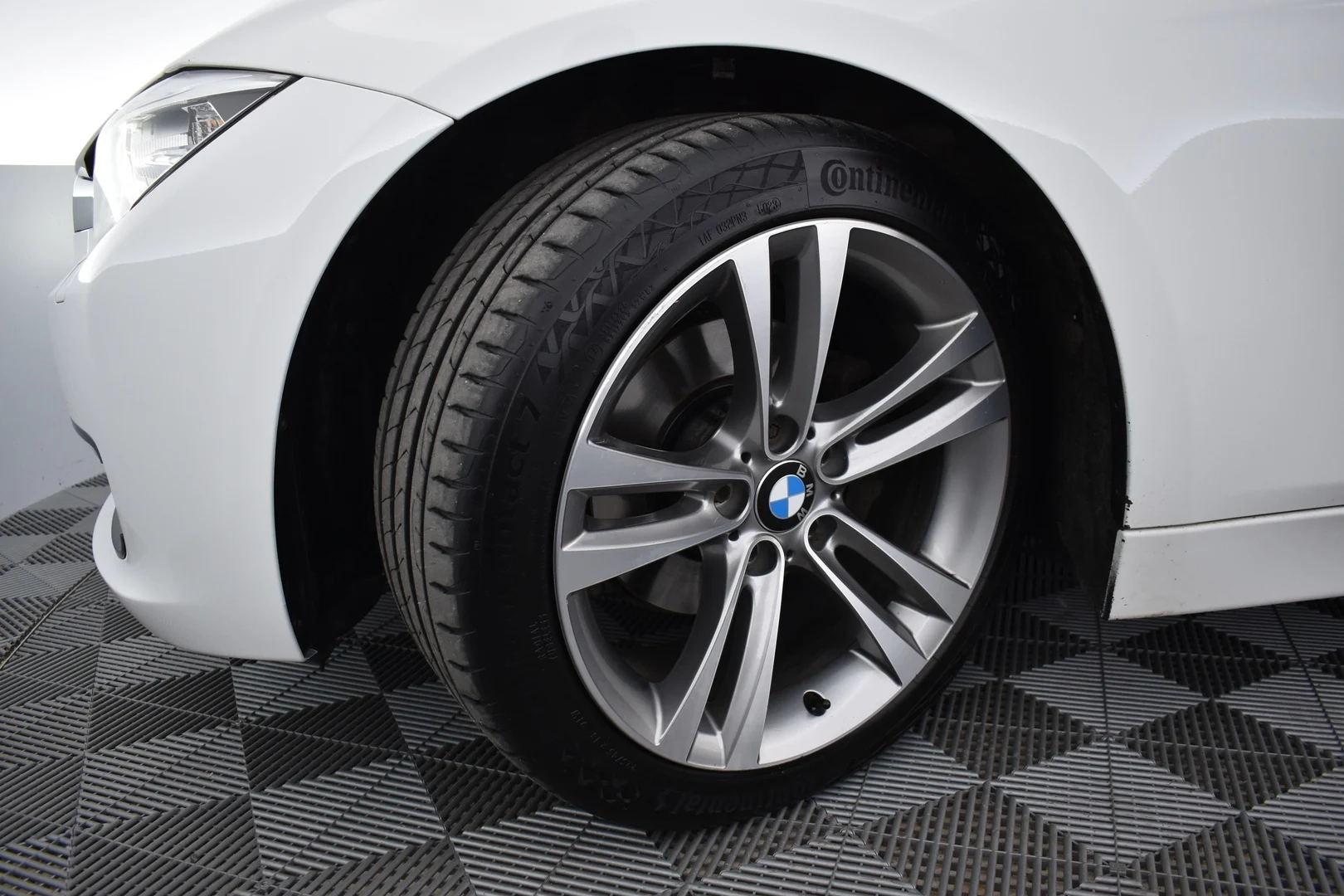 Car Image - 18Pw77XRT5QOLdeS0y6s7X