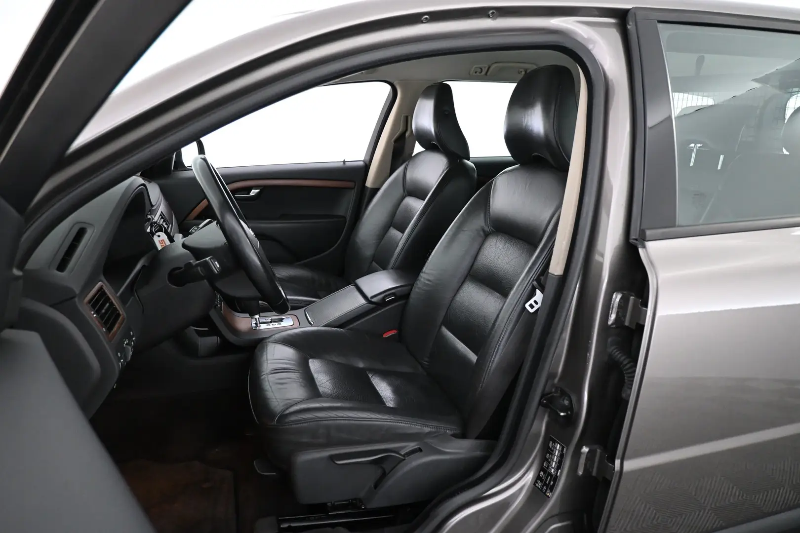 Car Image - e9DVzcqm4kkaPg2FNxUNx