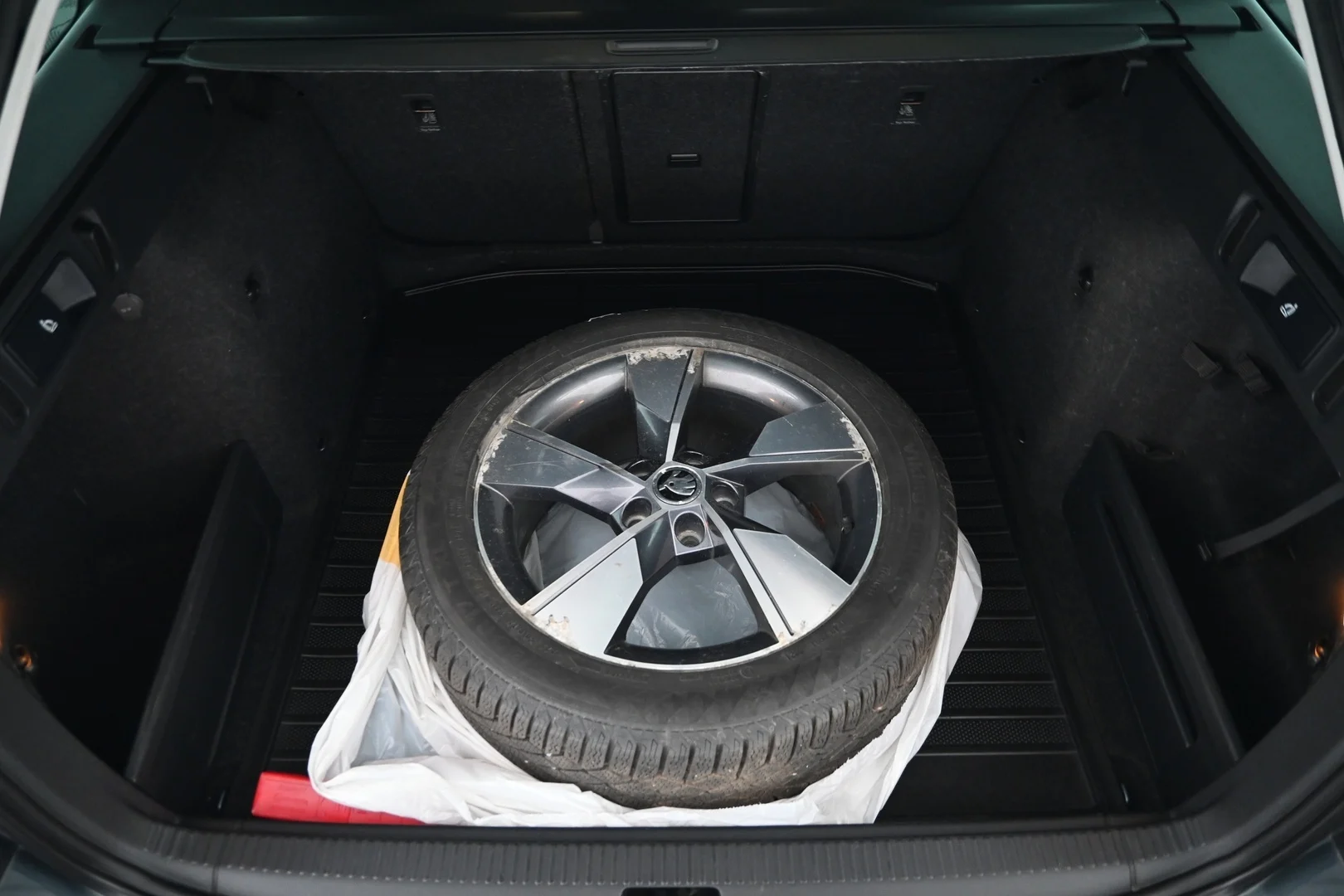 Car Image - 2ENxO85pcpdVr3J3Xudyyy