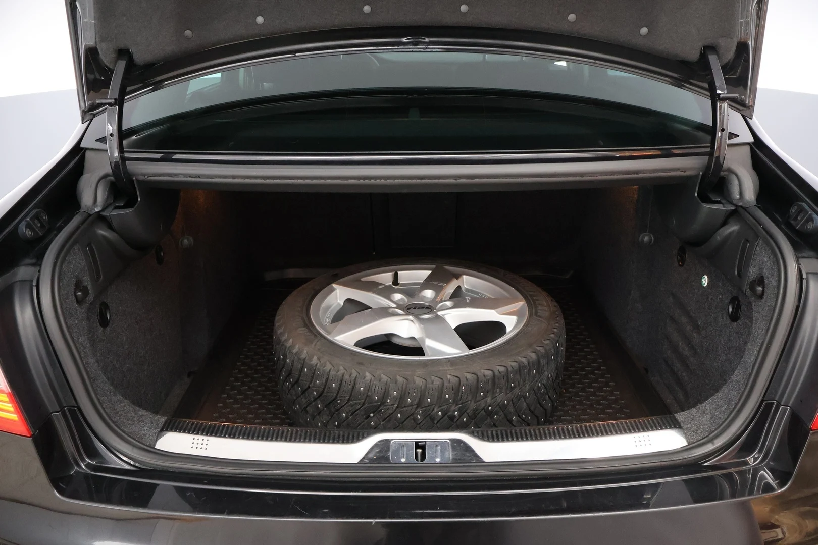 Car Image - 1J8MUYeVz1bWvH0e0N04zy