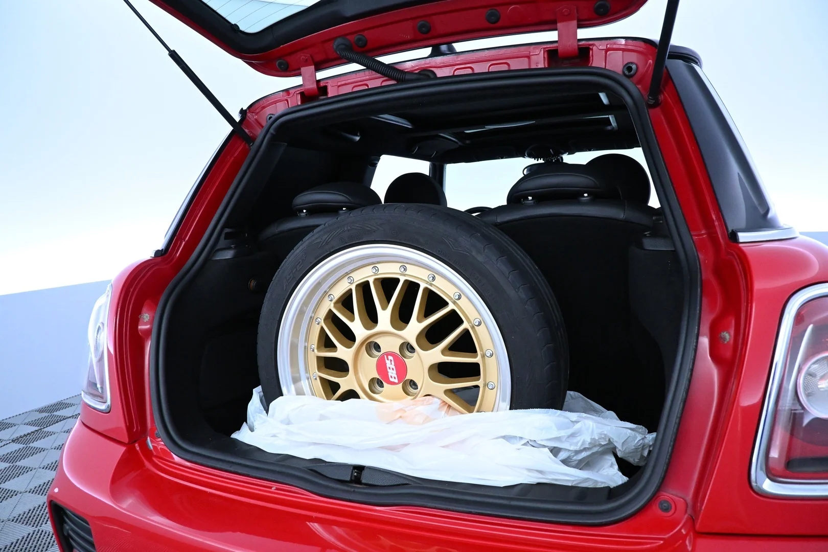 Car Image - 4Zhlo3zYpQnNwEVcc8OuF0