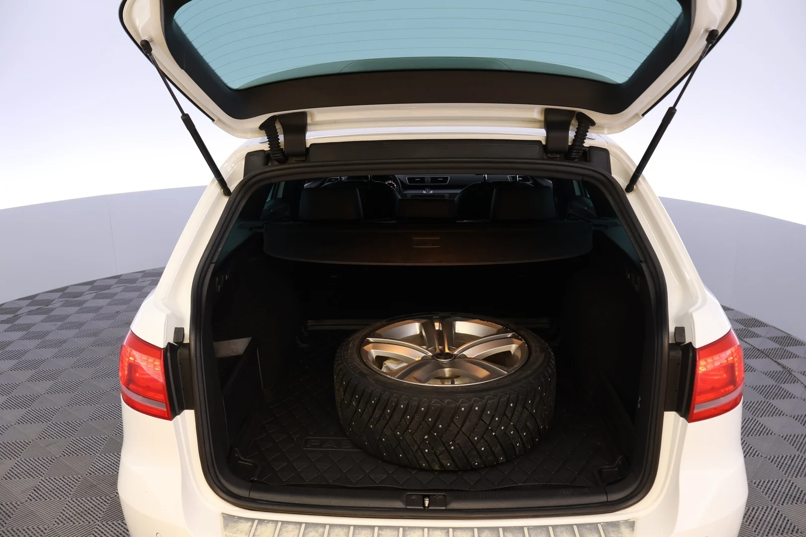 Car Image - 6q1hHbb2zYc6BLyiQheL09