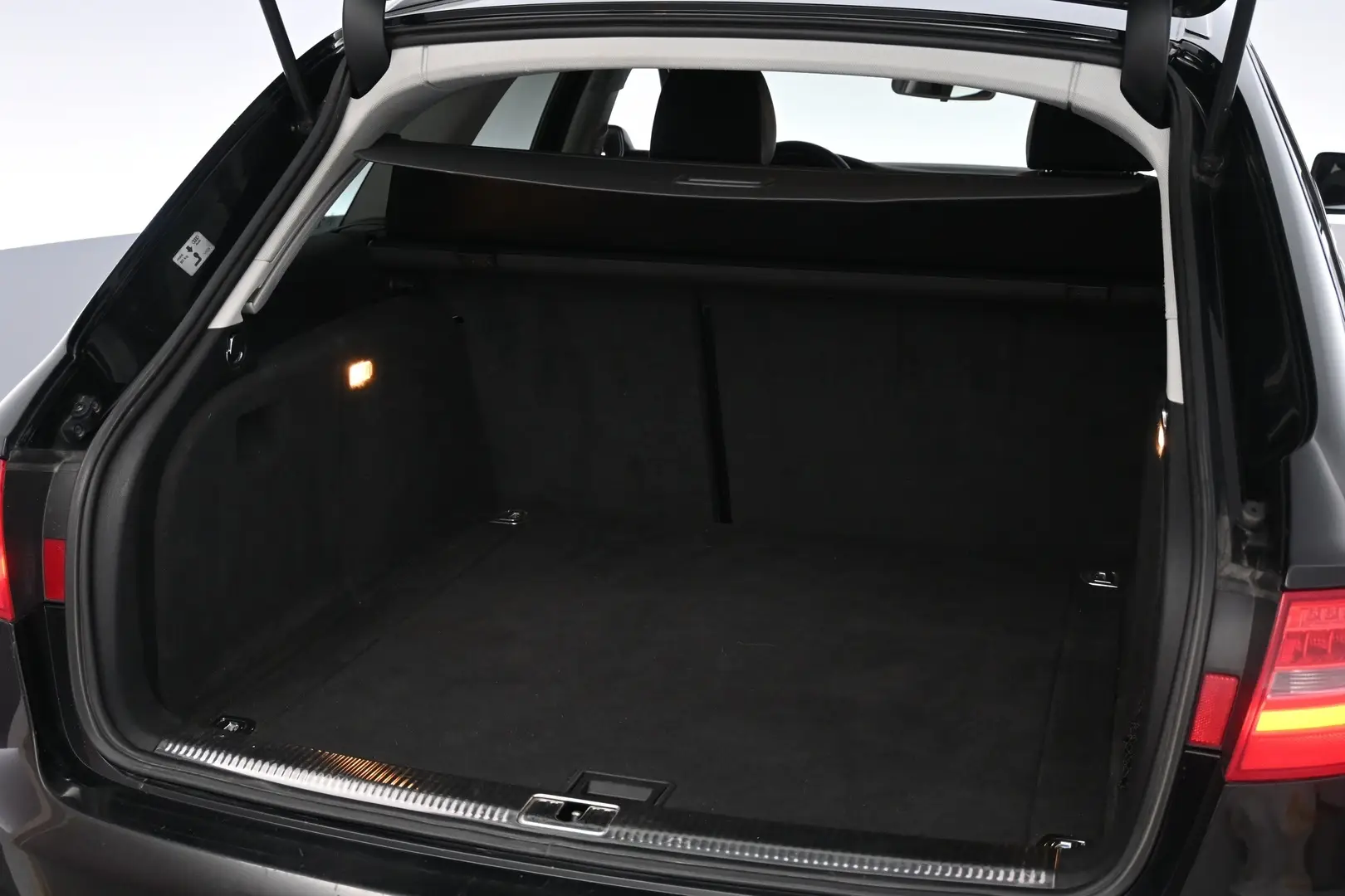 Car Image - 6wnUzD850k42O3SyLzFYYm