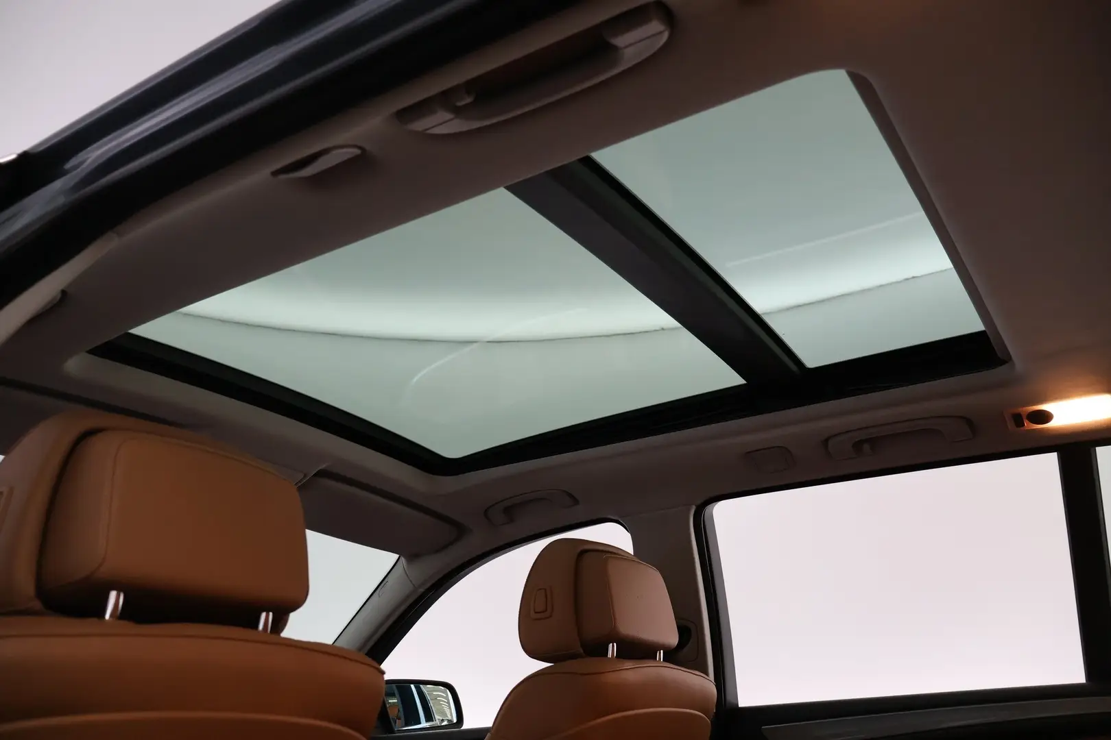 Car Image - 8kTN42r3JTpYHMjQ8x1bT