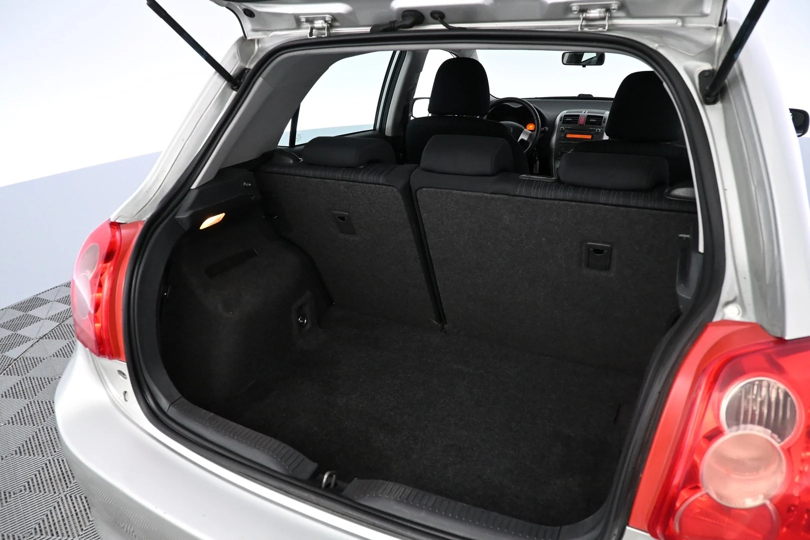 Car Image - 2iZ7bklGFdwb69Oa2PWwR4