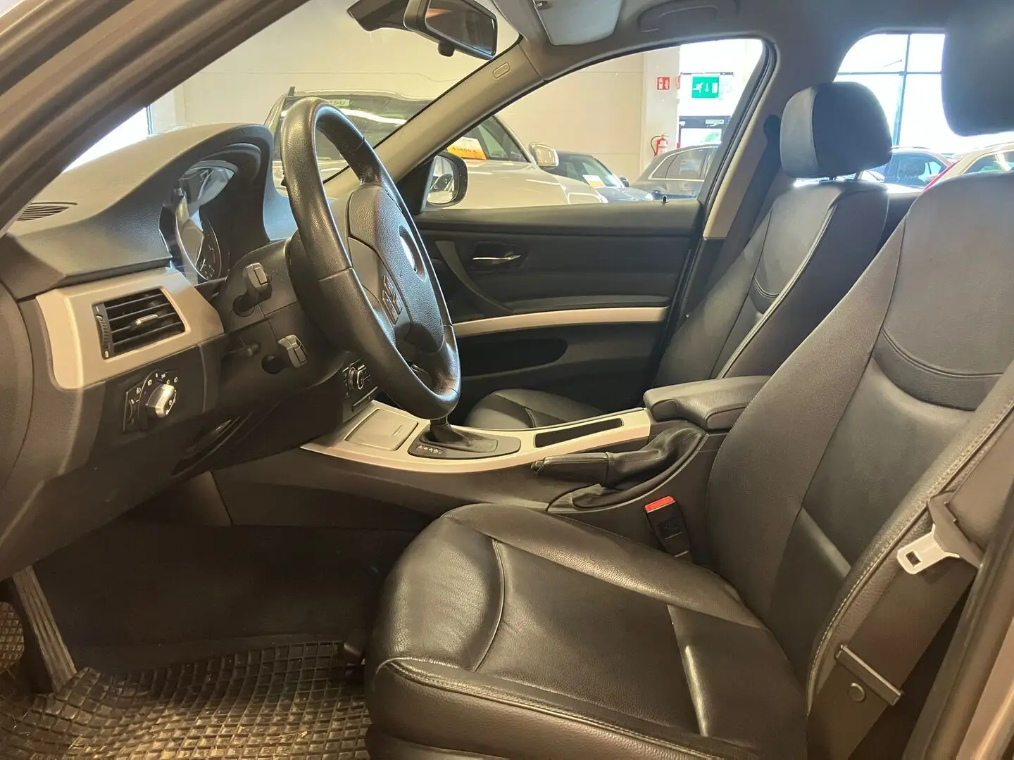 Car Image - 0DFxCGJT9LxvFWG4Mf5LY