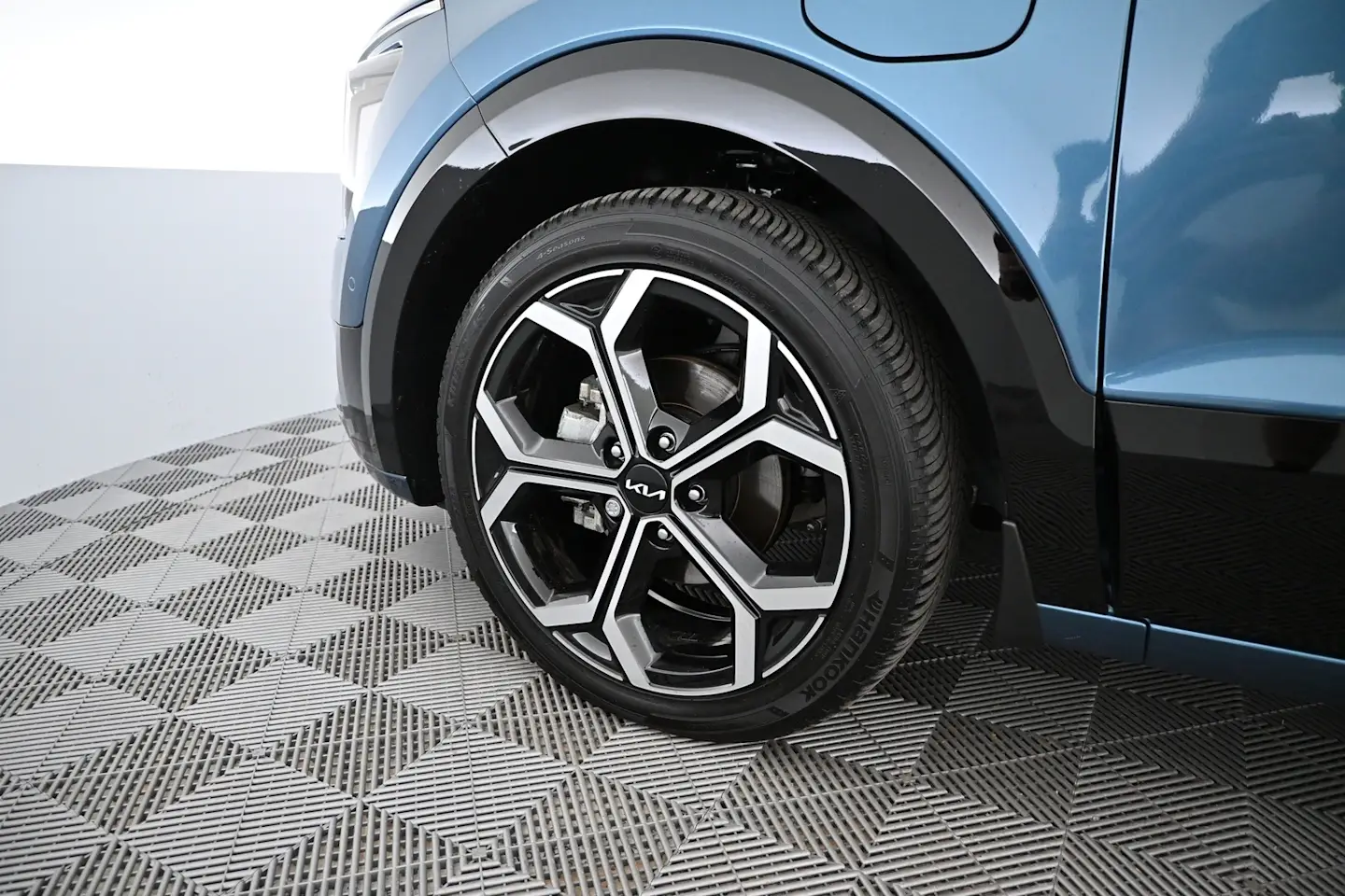 Car Image - 3c08YlzUougQkd9UJLWsWo