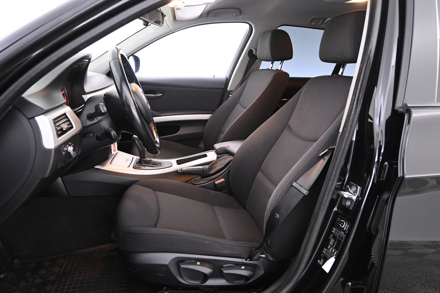 Car Image - 3PxLrYTDVwrmKaGubjnF9d