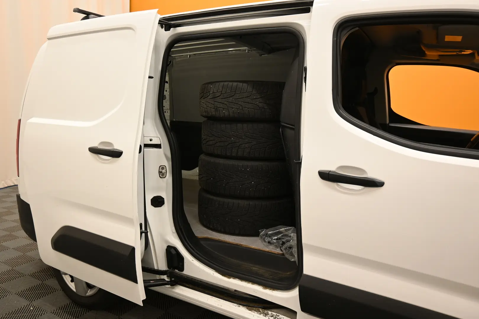 Car Image - 1gWAgmjAxhmsJSMOpKmLRt