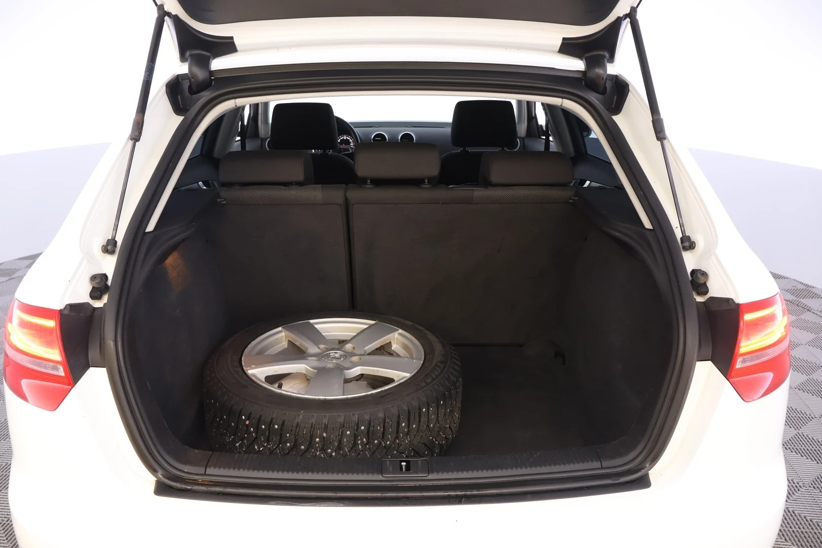 Car Image - NEL7RbseZkIkqJ1uTL9GF