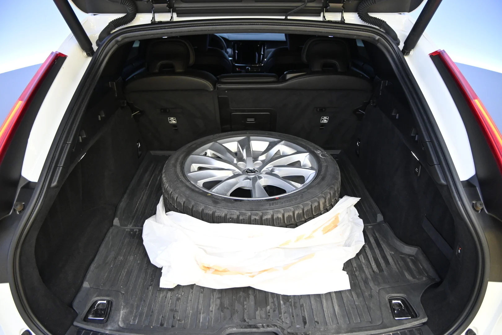 Car Image - VXsLpQpUyMLbHDi6PPhwO
