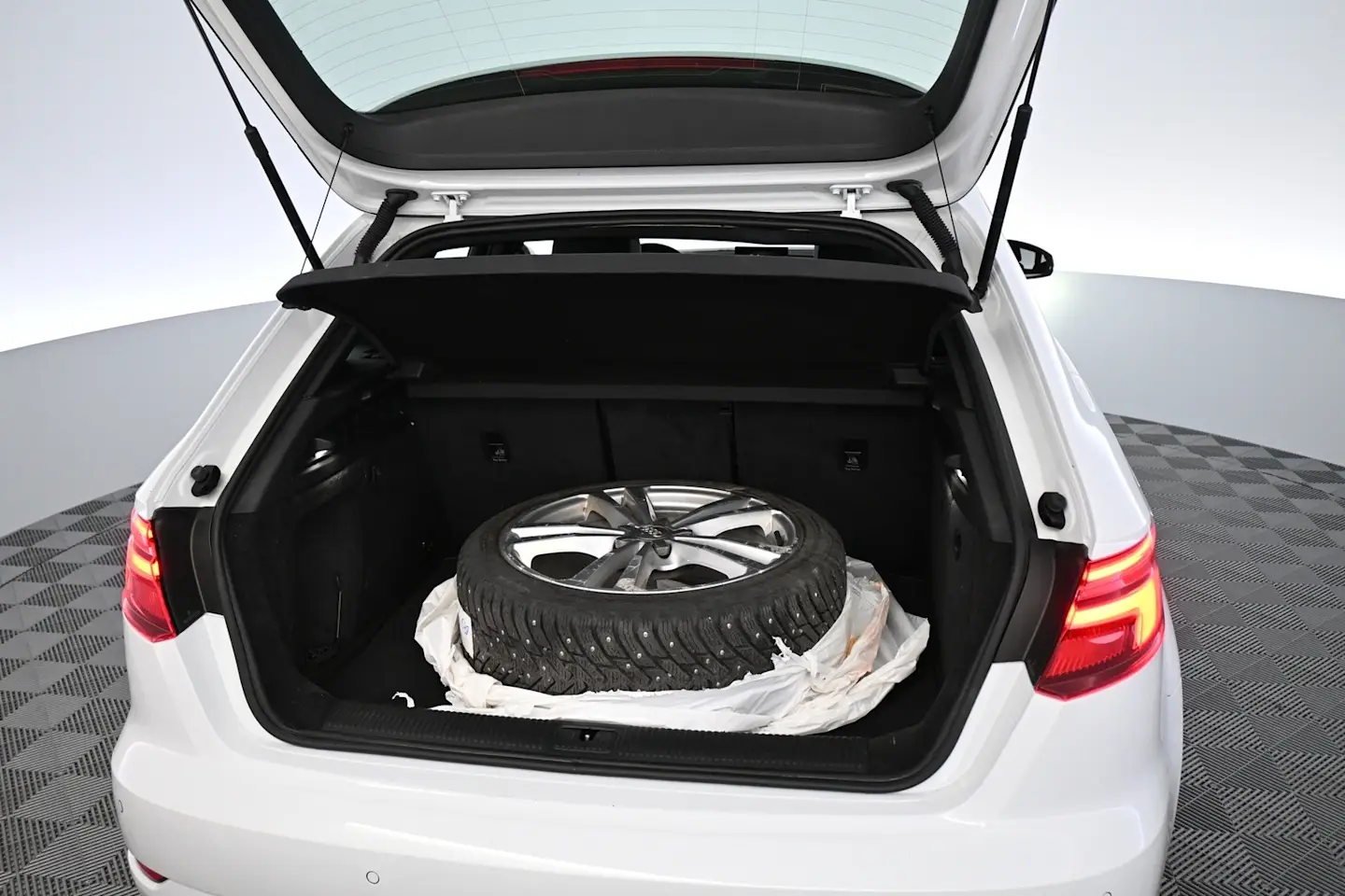 Car Image - Dhq3VjHE156xrsckq7XfK