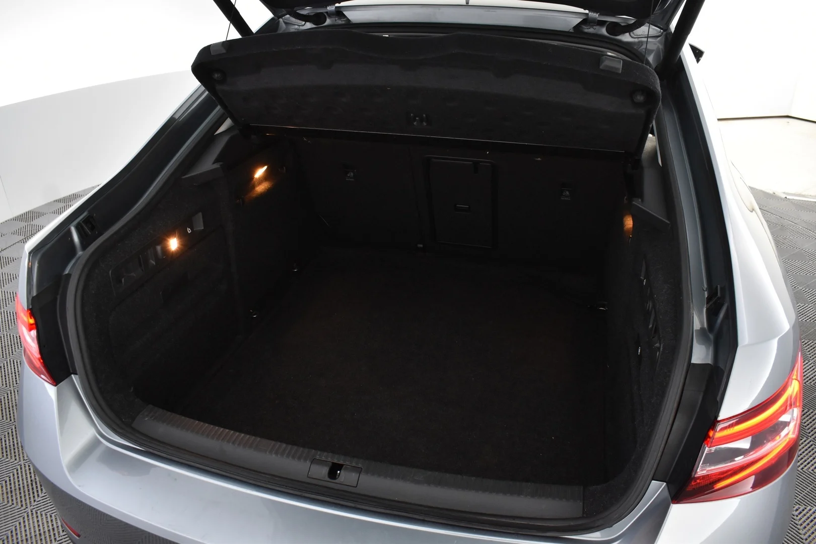 Car Image - 11r9cGRcOYx46RbP37CAw2