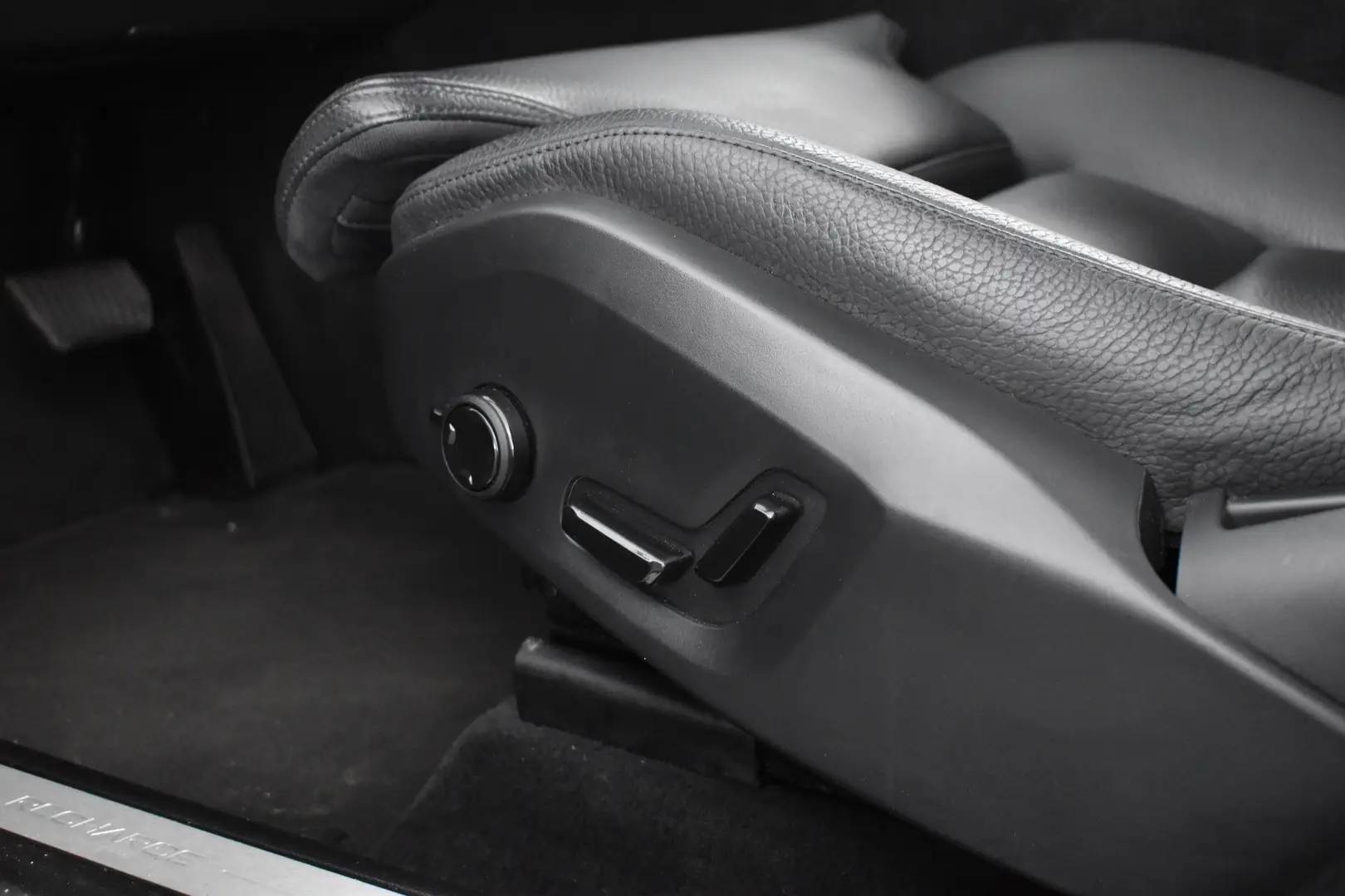 Car Image - UkDHRV7B0gWjFV2qsPc2e