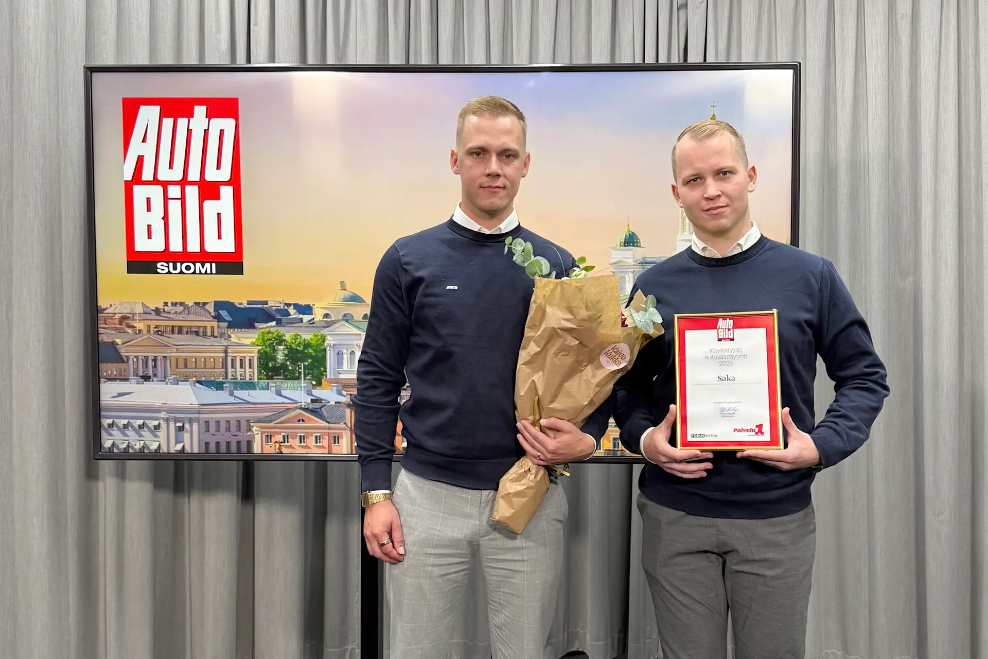 Myyntijohtaja Olli Pietiläinen ja koulutuspäällikkö Altti Inkeroinen vastaanottamassa palkintoa