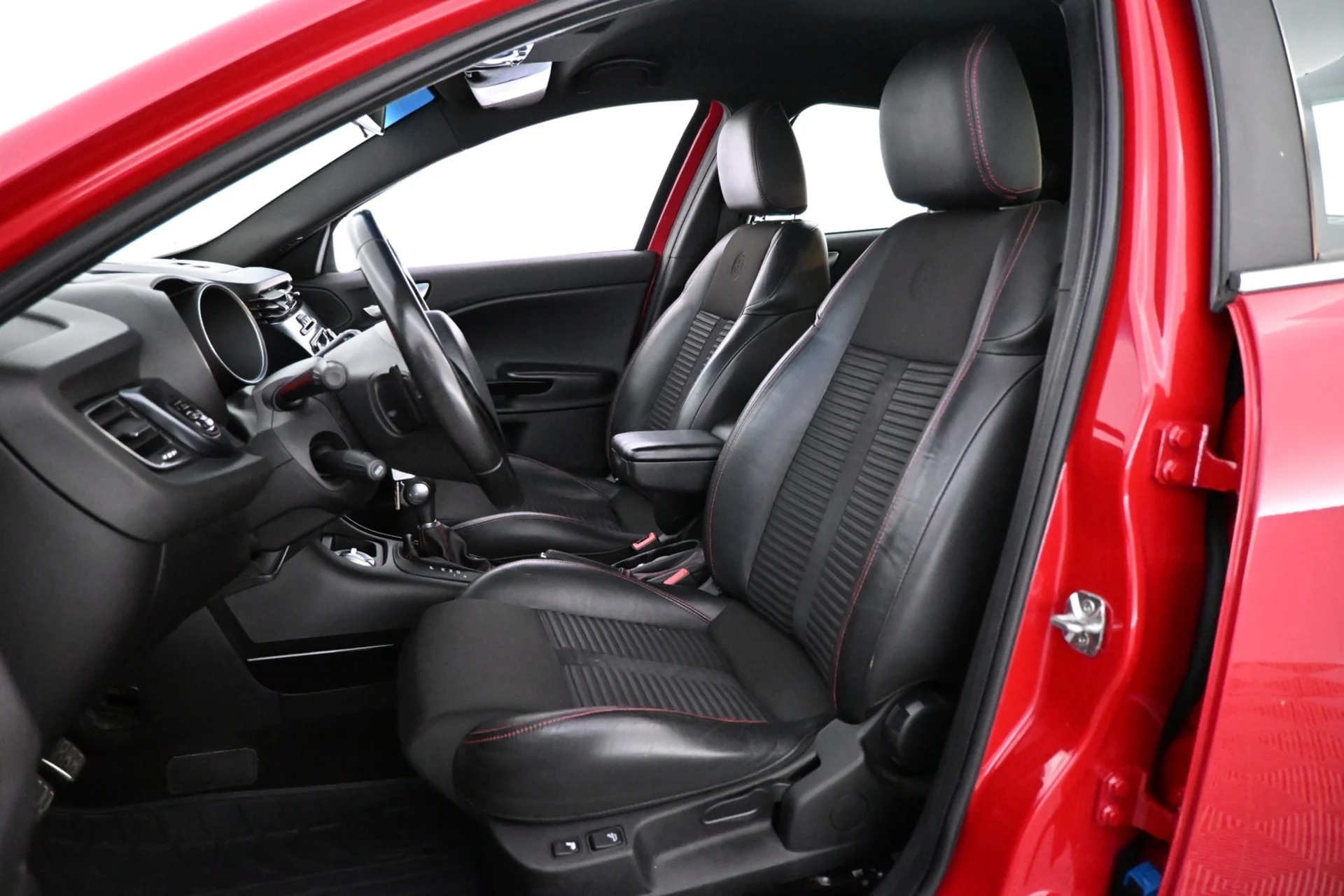 Car Image - 2pCnNb9mLk8ye1D12rZfqk