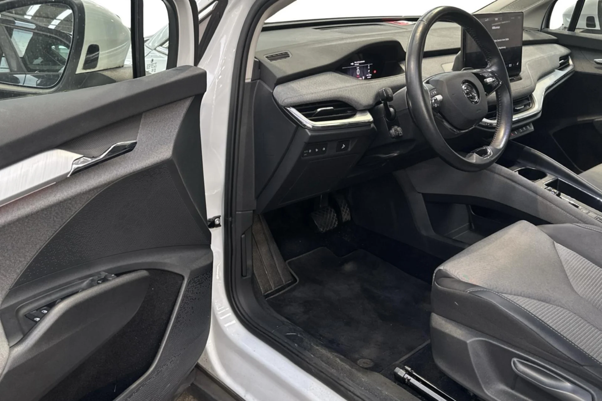 Car Image - 1mvqY4mQ8k3WM5CXkCrJpg