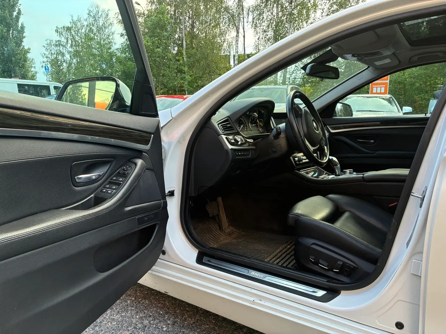Car Image - 2xw77m5w355Yamdi1dH8NQ