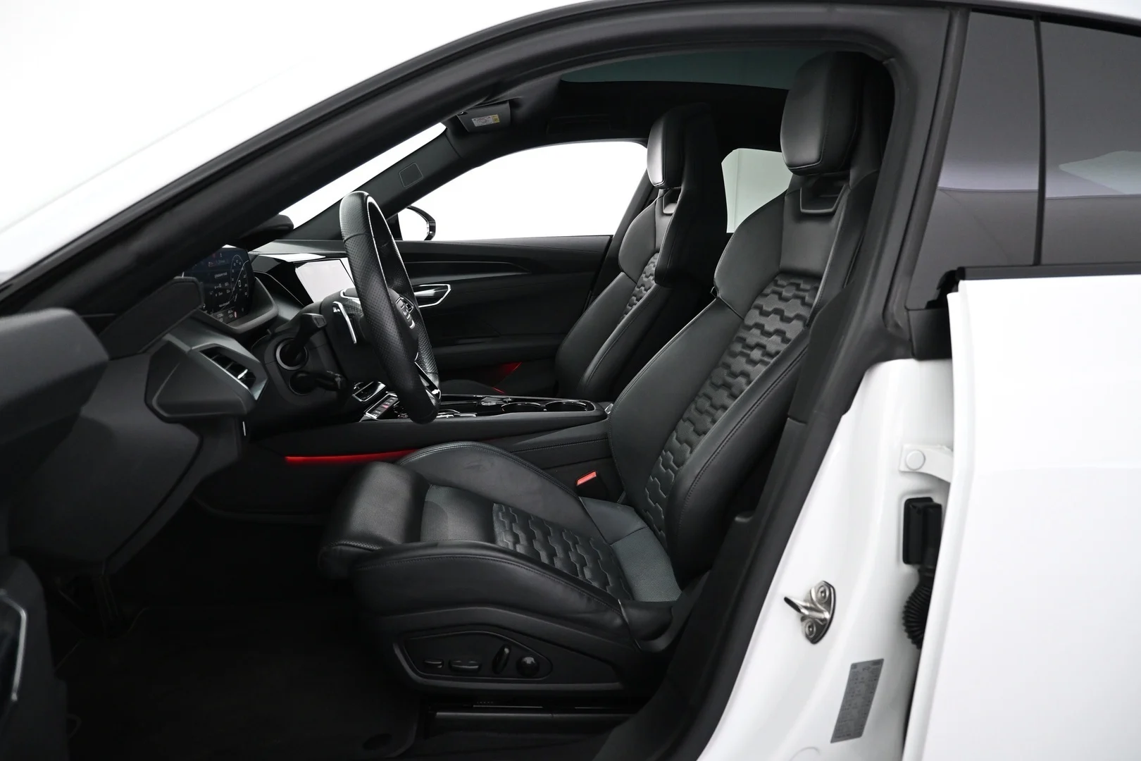 Car Image - 1dnZDa7Gf26mg8YeYR7d3u