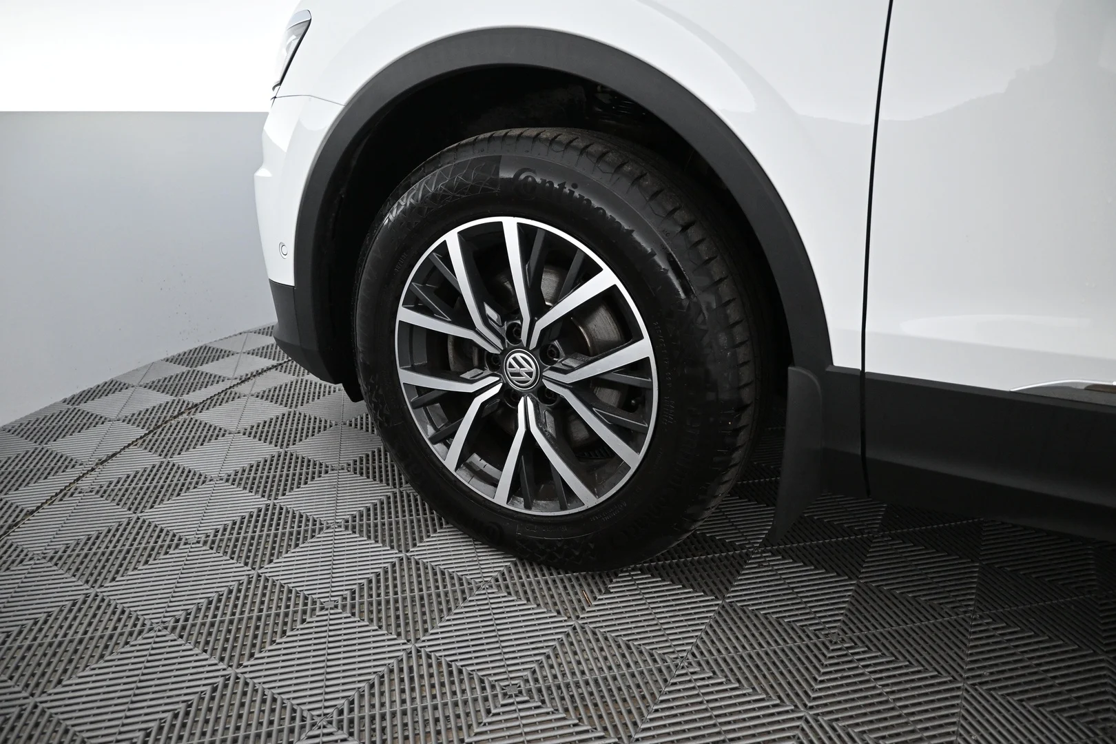 Car Image - 6JkW5QO1r1XLVfQ7uUbVT9