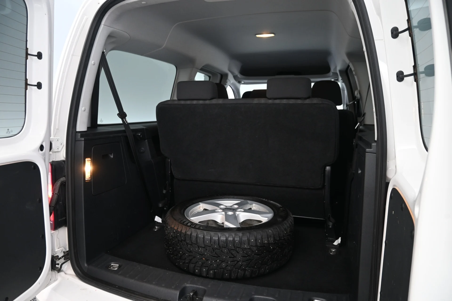 Car Image - 5P7IqyeVb5yBT8IccHFegG