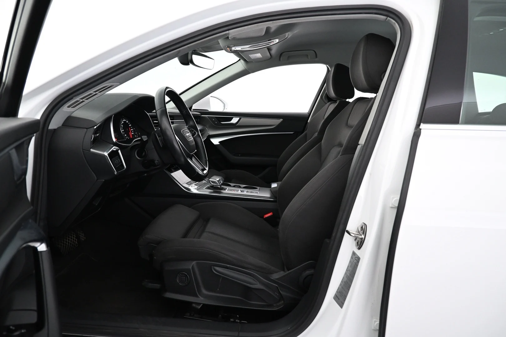 Car Image - 2r57qXFoYyWgg0YBD5Njco