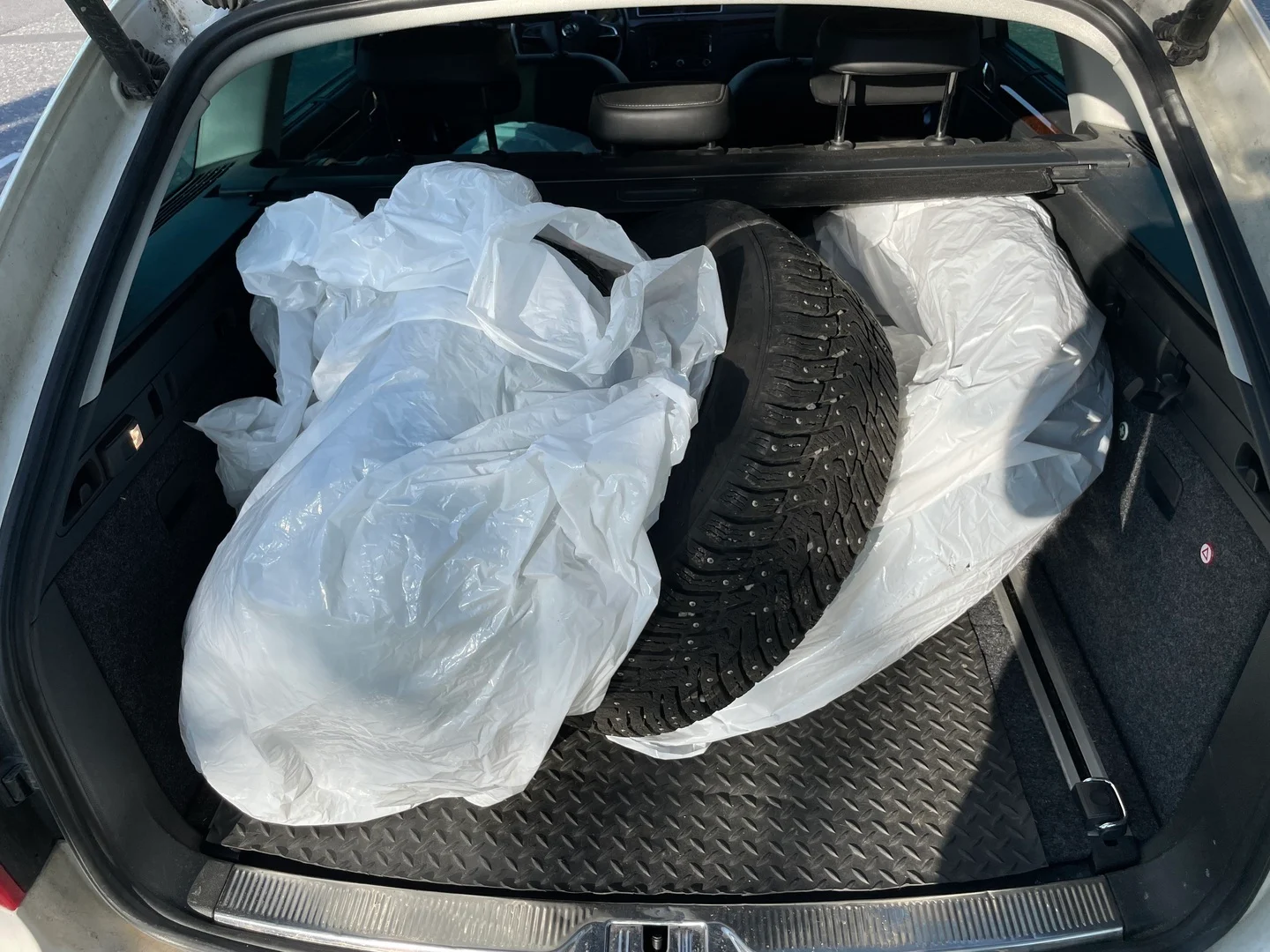 Car Image - 7z4dhAuE9WrRj2rdvvbE50