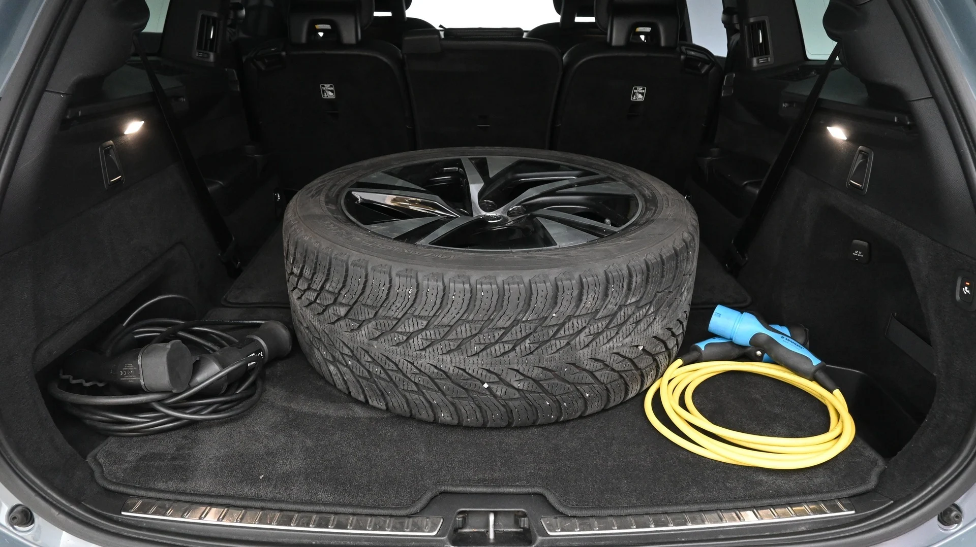 Car Image - V7uO1U2LWiYM1sf32ivNo