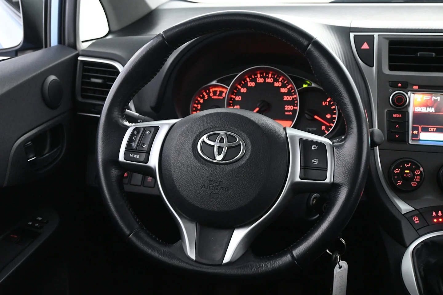 Car Image - 102m9H8HpcrtDeaxpiWeiK