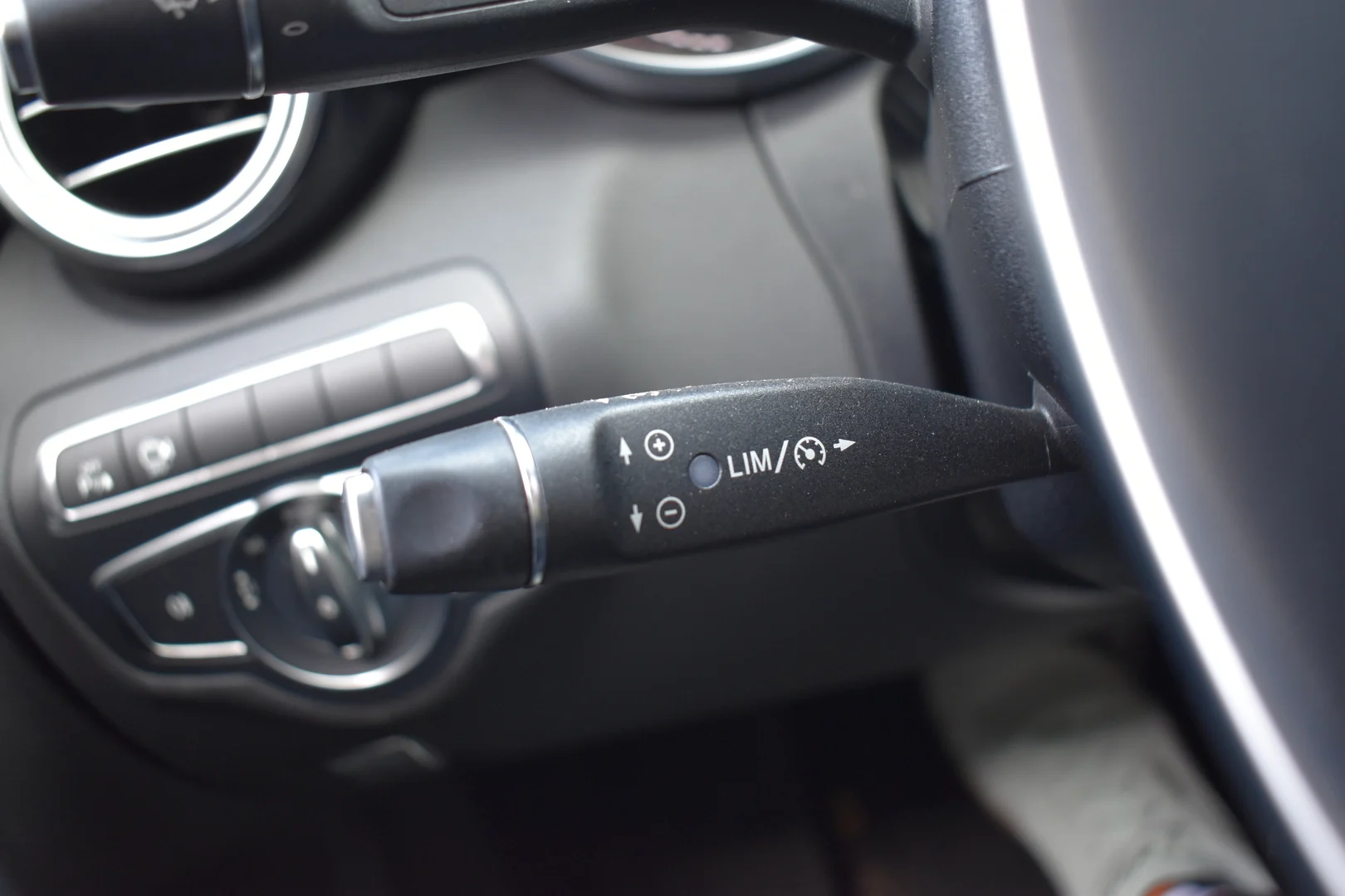 Car Image - Q0NeV2M5OpFjgCm2xFQch