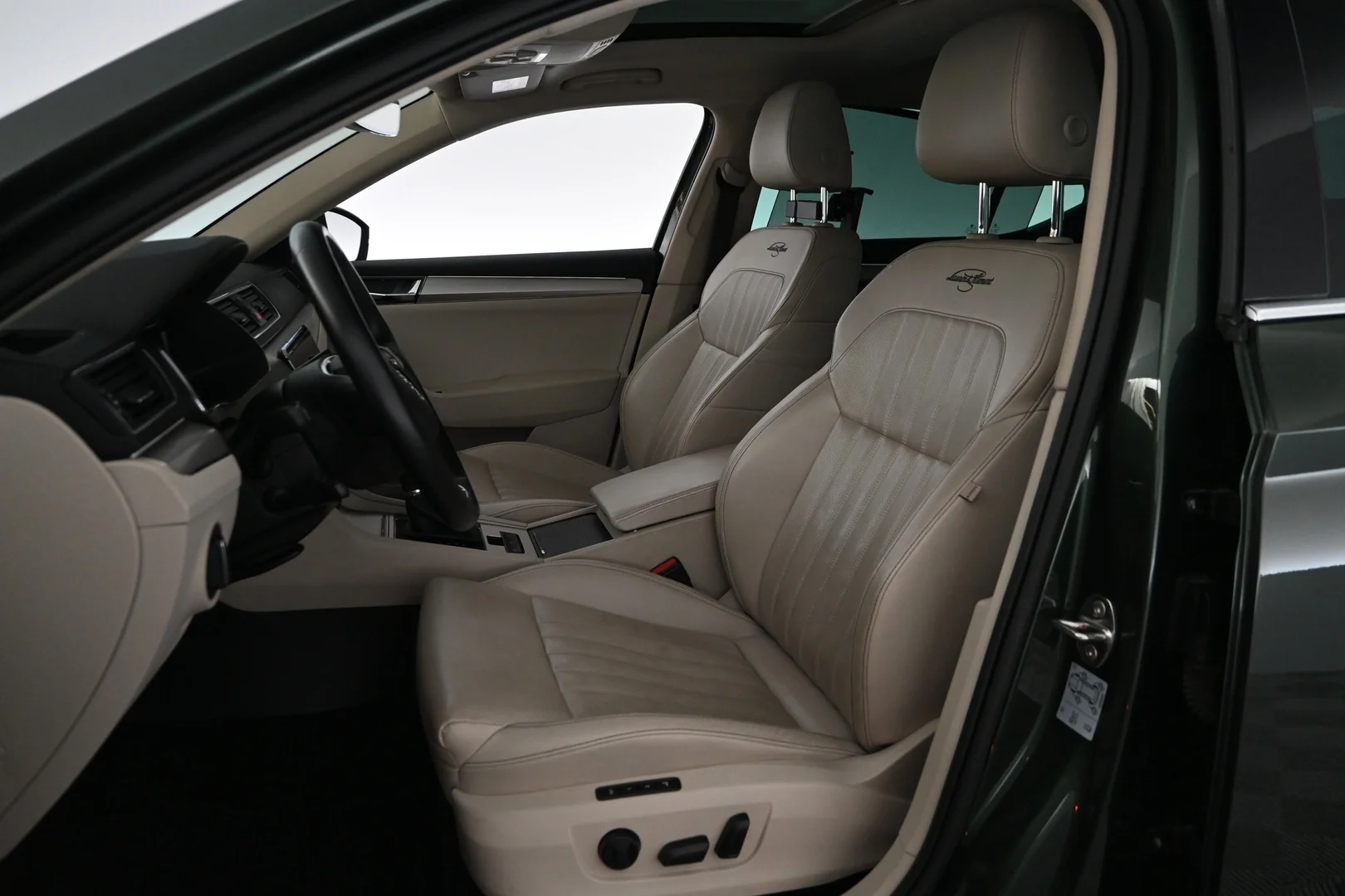 Car Image - 5DzKoQEoITikNUdKkn0xR4