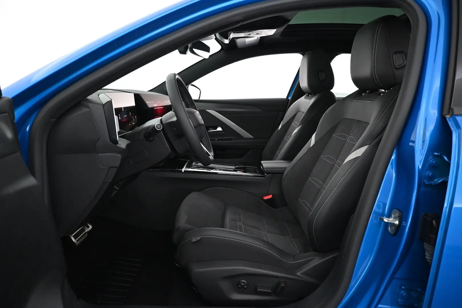 Car Image - e2byUTi1a1cwCr7KkBxIm
