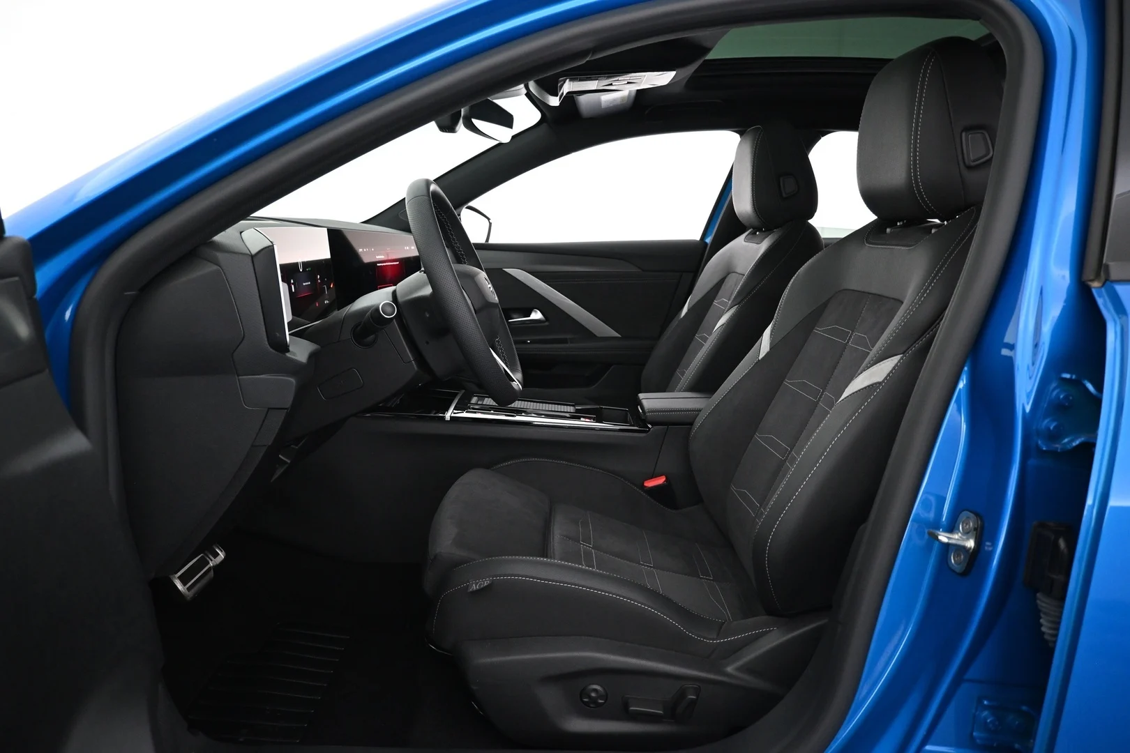 Car Image - e2byUTi1a1cwCr7KkBxIm