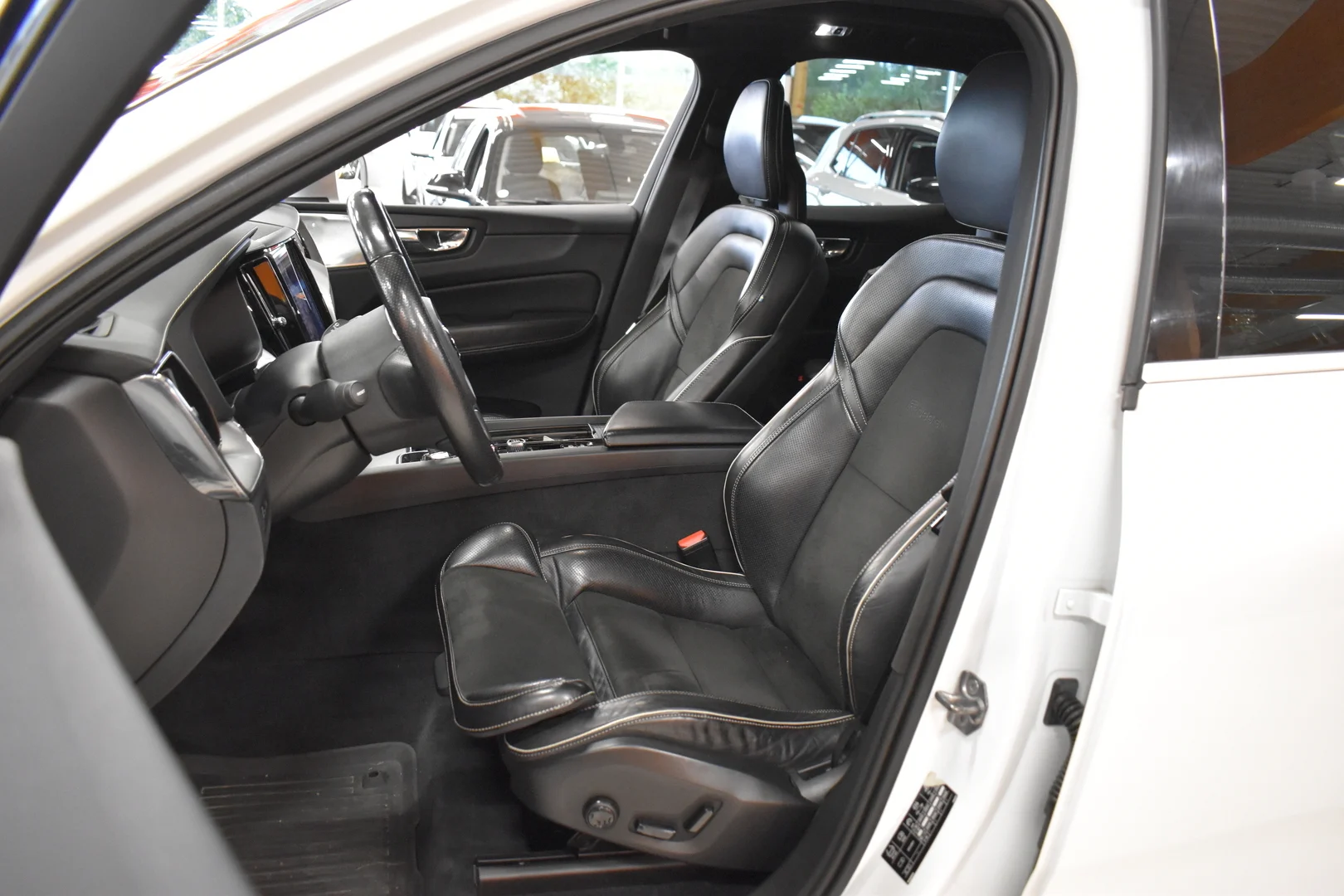 Car Image - 6N4sV2mWF03QMU0D5fXi7a
