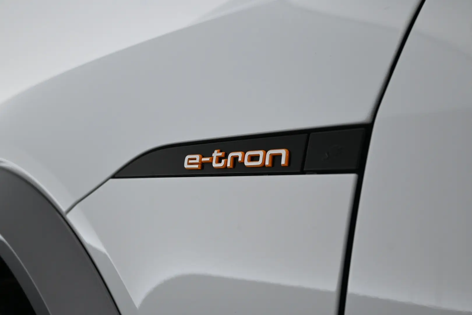 Car Image - 6E8VGmBzF9pgoyVEpYvRcu