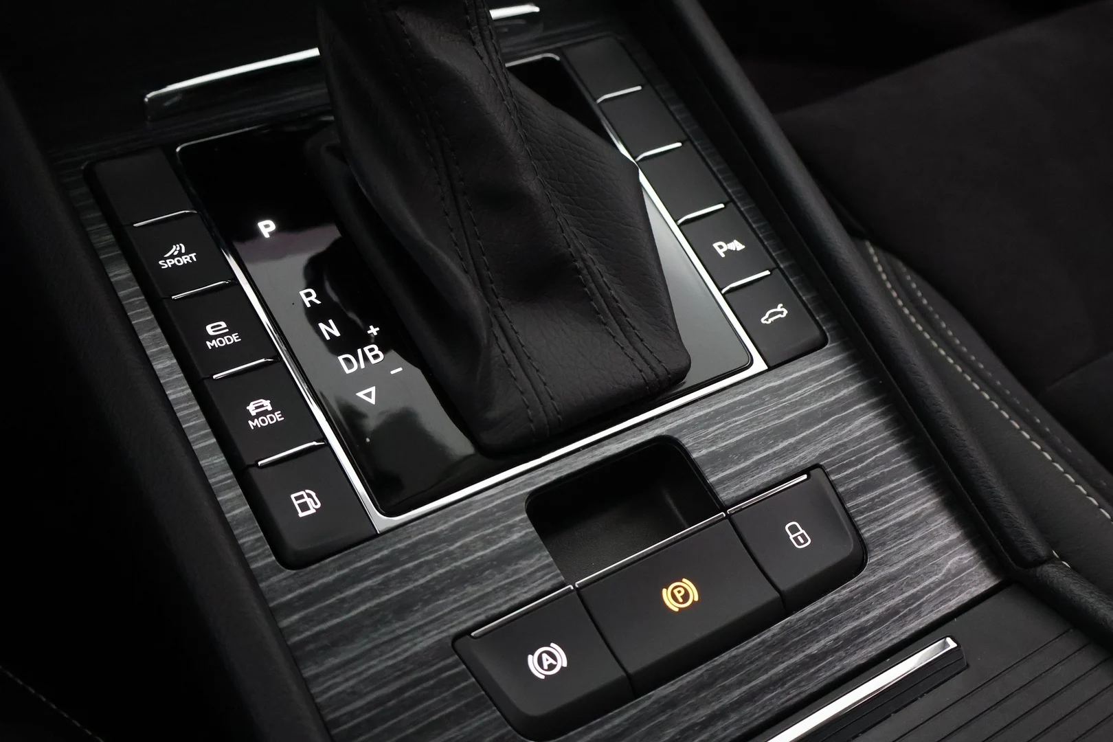 Car Image - 7AMkuqcvSY9Uqzqf9McnNr