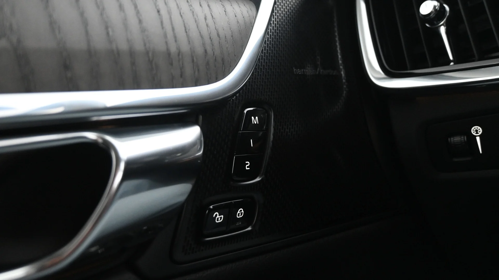 Car Image - 6NLX5z41E88iJqrnKELbK7