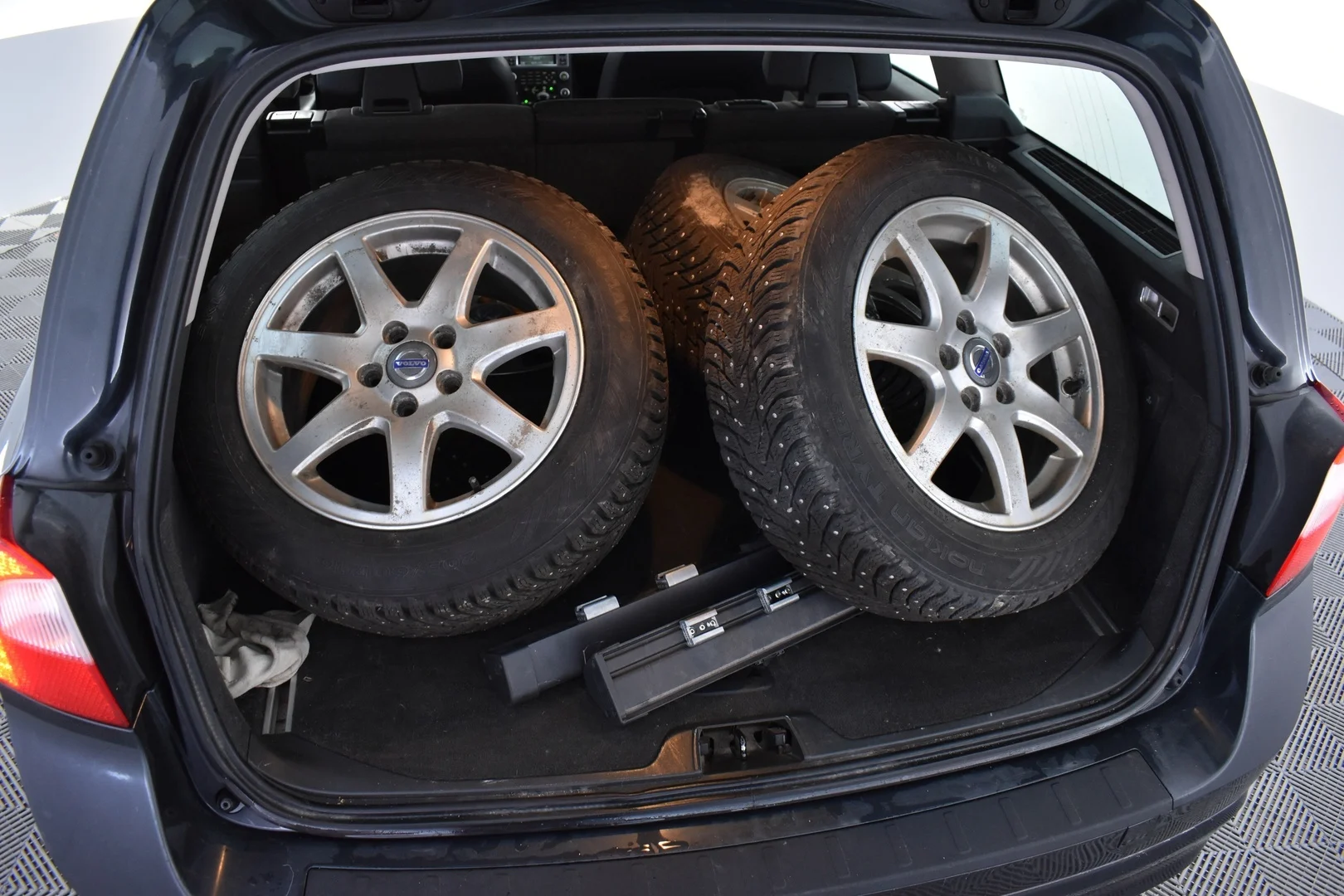 Car Image - 6udBoEwNJnzzocKEvbzfXN