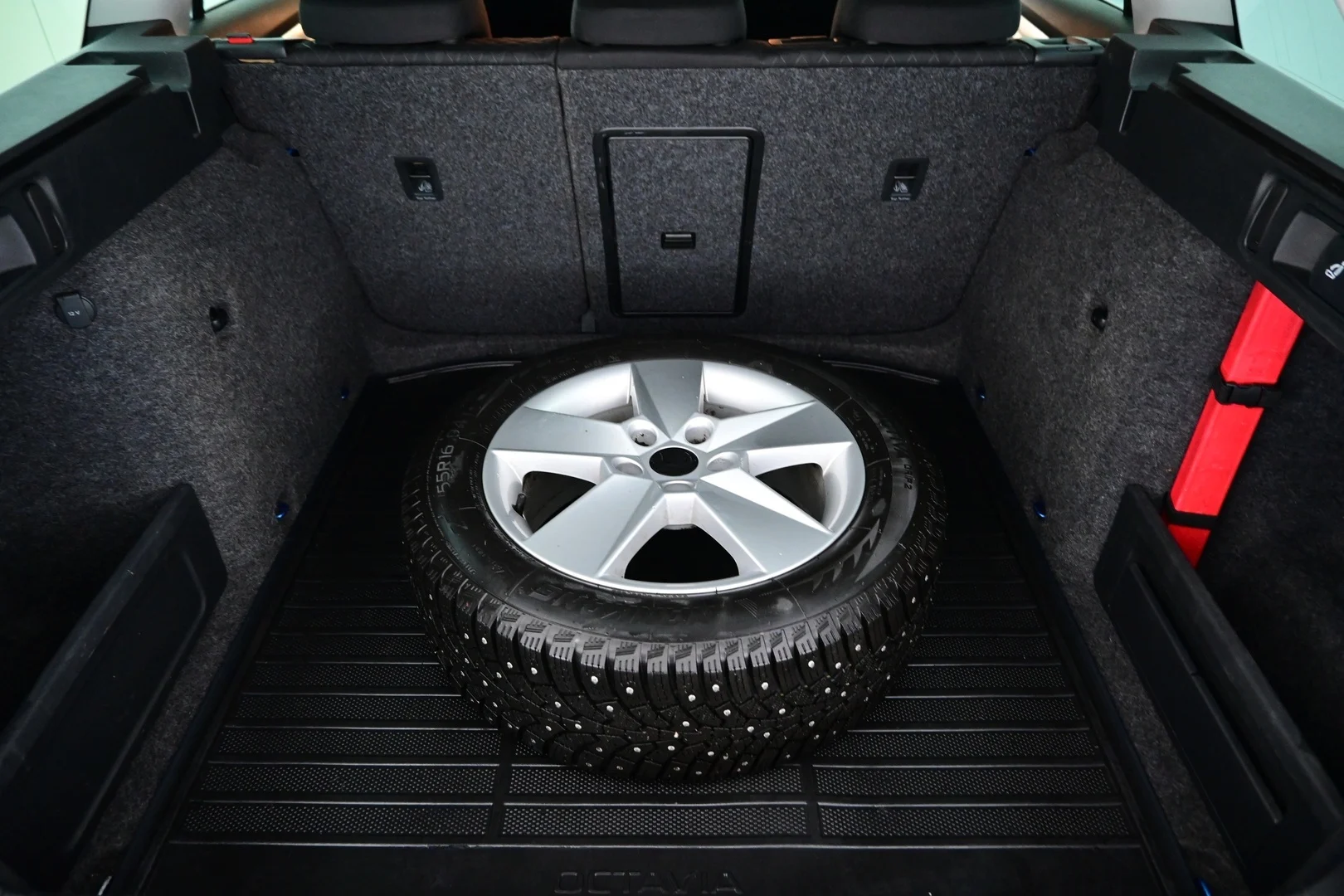 Car Image - 3AIwinkd2WthoxVbPFdHwe