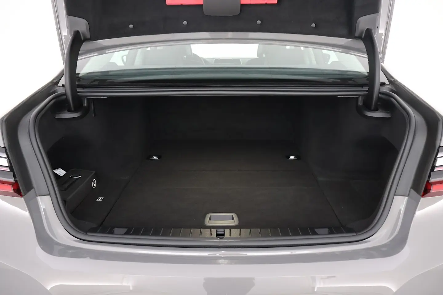 Car Image - 4n5DGxEY0OZAcxM1u6HMUb