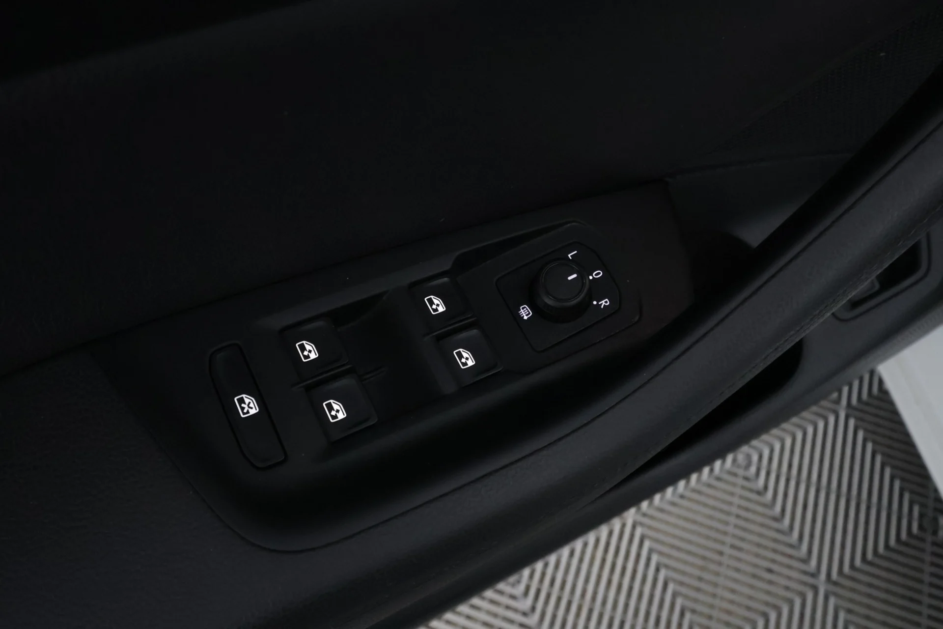 Car Image - 6dtzfnPMRFsophkK1m2tzo