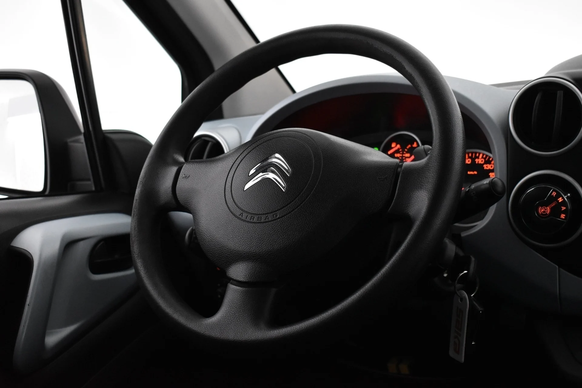 Car Image - 5YYv9ix5ENtkdeYH74uKOK