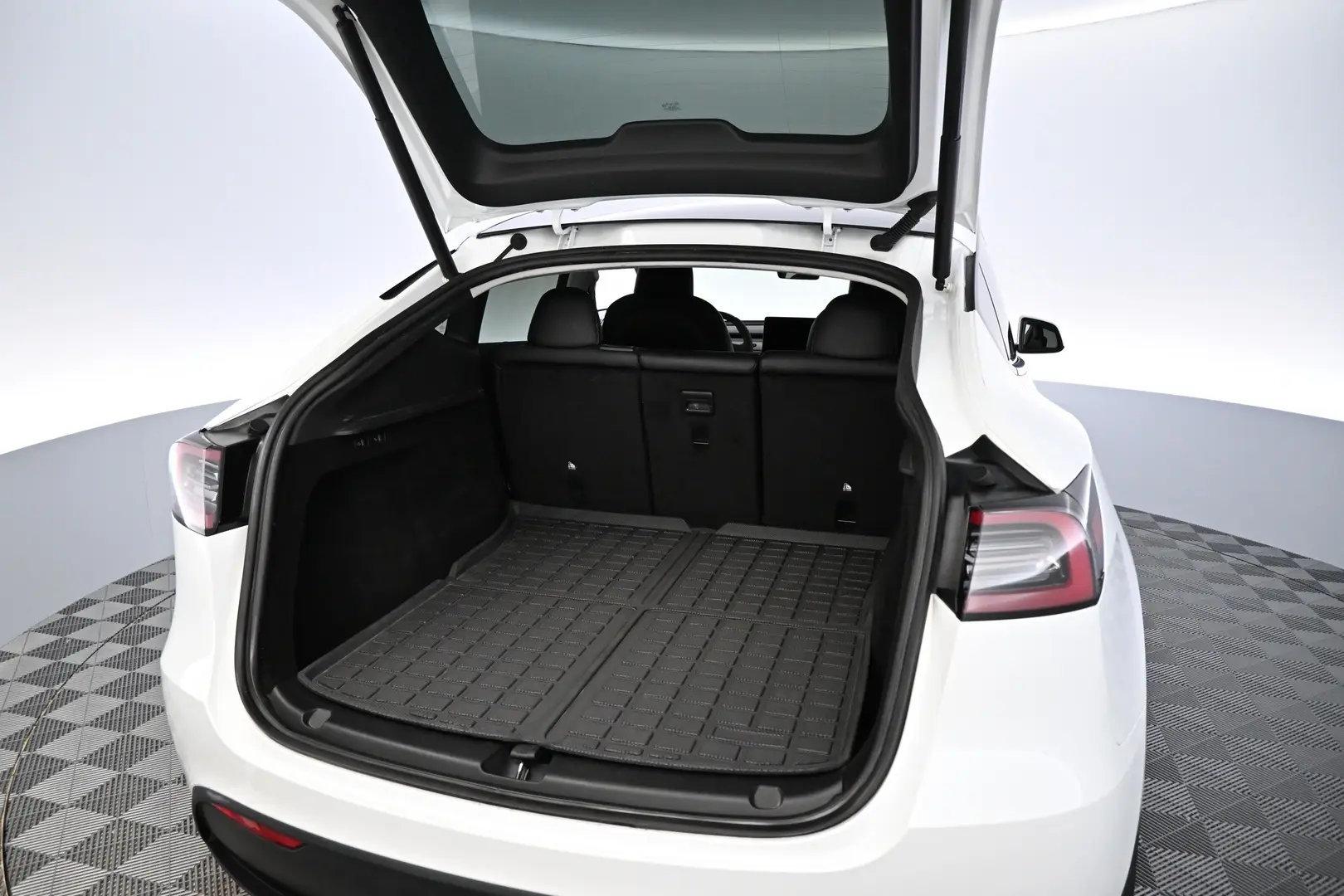 Car Image - 5wMQvMc60y3vtZZdrCBm33