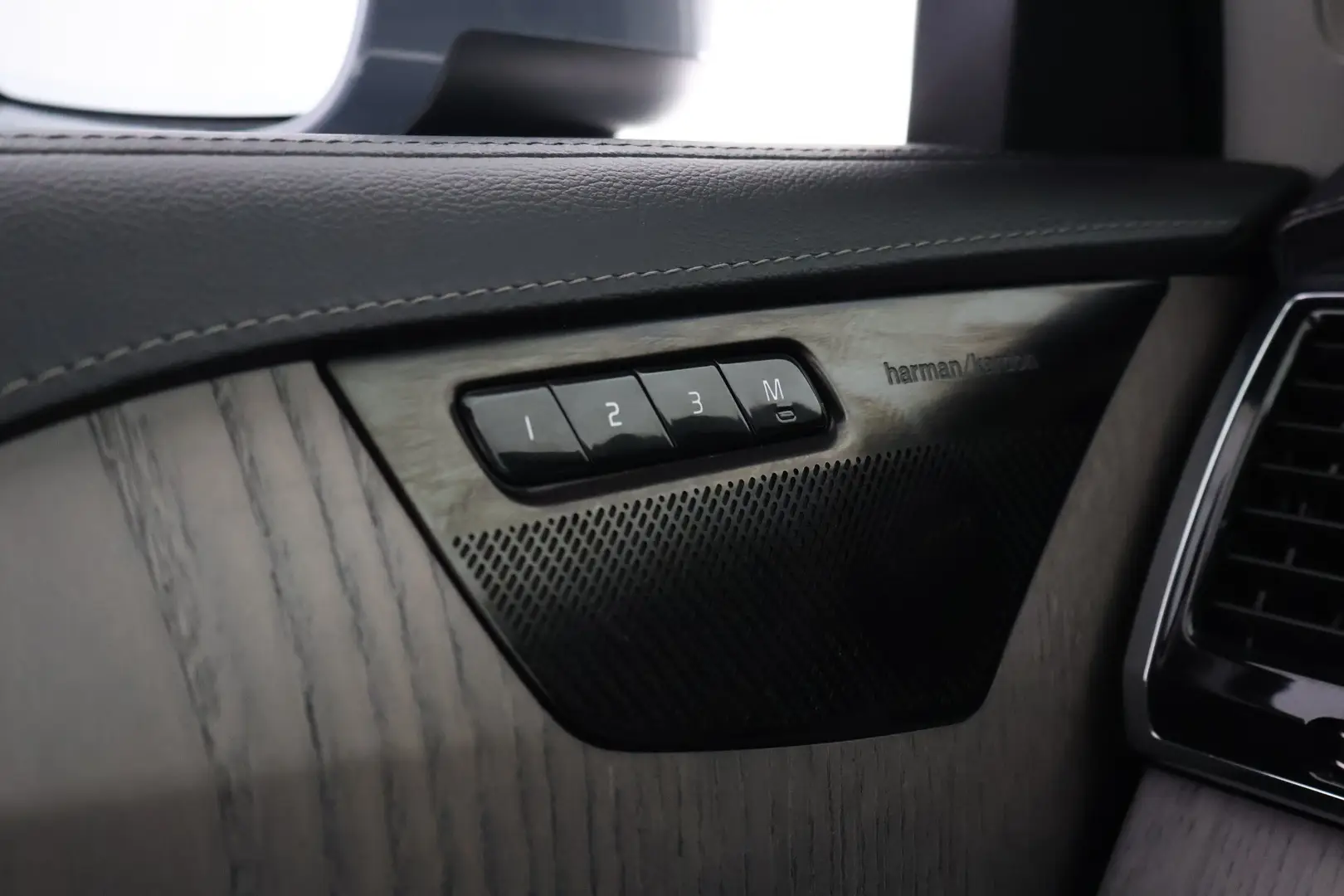Car Image - 1J3sEf9jaHbTrlRXdY0X1P