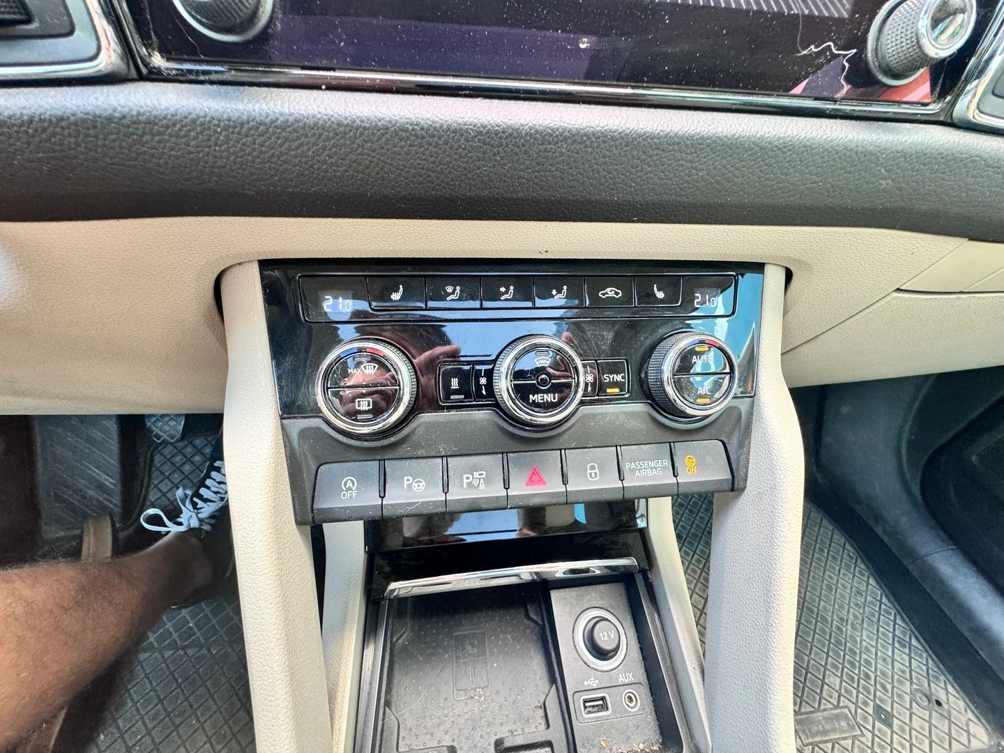 Car Image - 2lx2U9gZPkzSpSVUhiGk57