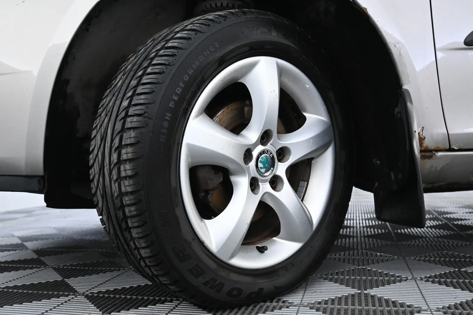 Car Image - 6CzBRh9jLtoqnTnJ8Pdc8V